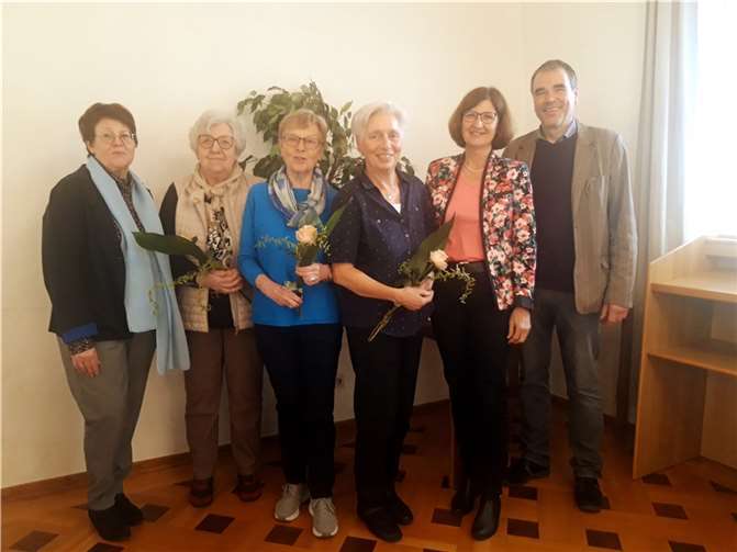 Ein besonderer Höhepunkt der Jahreshauptversammlung war die Ehrung der Frauen, die bereits 50 und 60 Jahre der katholischen Frauengemeinschaft Adenau angehören.  Foto: Andreas Paul