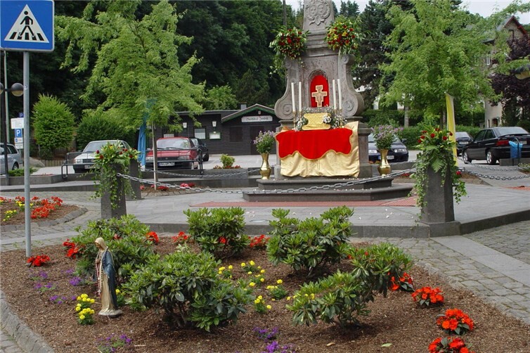Ein besonderer Höhepunkt der Prozession ist der zweite Altar, der nach einigen Jahren endlich wieder an der Josefssäule sein wird. Hier ein Foto aus dem Jahr 2003.