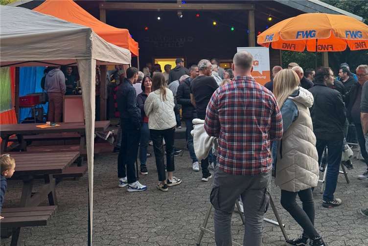 Ein besonderer Höhepunkt des Abends war die Ehrung von Wolfgang Höfer, der zum ersten Ehrenvorsitzenden der FWG Kettig ernannt wurde. Foto: FWG Kettig