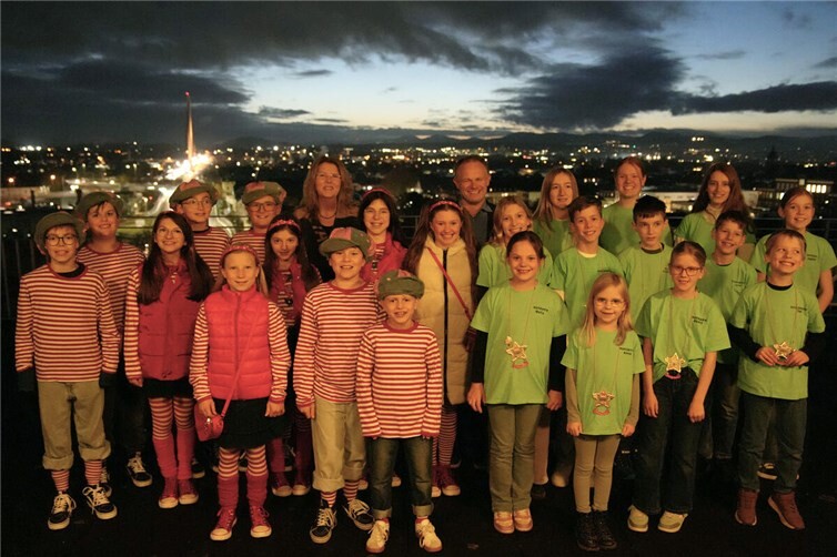 Ein besonderer Höhepunkt des Besuchs wartete zum Abschluss: Vom Dach der Stadtverwaltung genossen die Kinder gemeinsam mit ihren Begleitungen den Blick über Neuwied. Foto: Stadt Neuwied