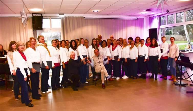 Ein besonderer Höhepunkt des Nachmittags war der Auftritt des Frauenchors „ChoriFeen“. Foto: Jörg Bergmann