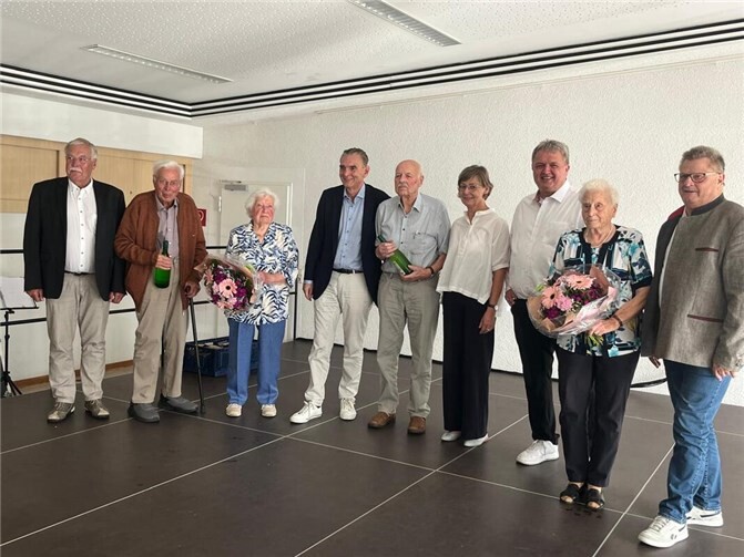 Musik, Tanz und Ehrungen Ein besonderer Höhepunkt des Nachmittags war die Ehrung der ältesten anwesenden Gäste. Die Damen Ani Mecklebeck und Hilde Esten sowie die Herren Helmut Jüngerich und Ferdinand Müller wurden mit Blumen und Wein geehrt. Foto: privat