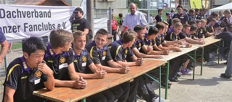 Ein besonderer Höhepunkt für die Fans war die Autogrammstunde der Mannschaft.