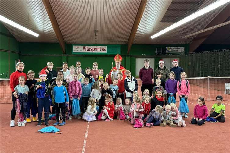 Ein besonderer Höhepunkt war der Besuch des Nikolaus, der zur späteren Abendstunde erschien und die Kinder mit gefüllten Tennisbeuteln überraschte. Quelle: TC Bad Breisig