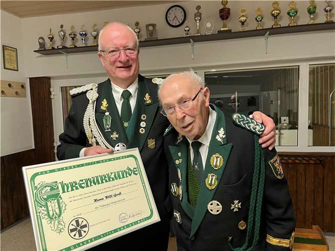 Ein besonderer Höhepunkt war die Auszeichnung von Oberleutnant Willi Groß, dem der Brudermeister Hartmut Steinwedel eine Ehrenurkunde nebst Orden für 70 Jahre Vereinszugehörigkeit überreichen konnte.Foto: privat