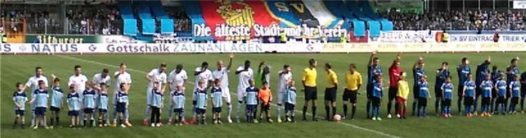 Ein besonderer Höhepunkt war für die F-Junioren der Besuch des Regionalligaspiels zwischen Trier und Saarbrücken sowie das Einlaufen mit den beiden Mannschaften.