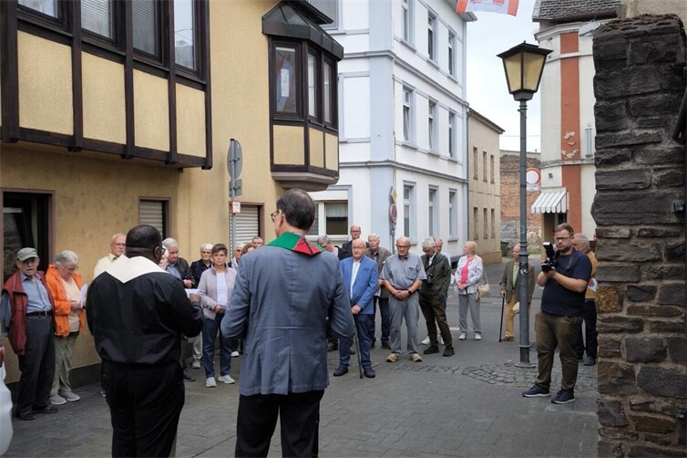 Ein besonderer Moment: Das Hohe Haus wird von Pater Magnus und Pfarrer Schwaegermann eingesegnet.