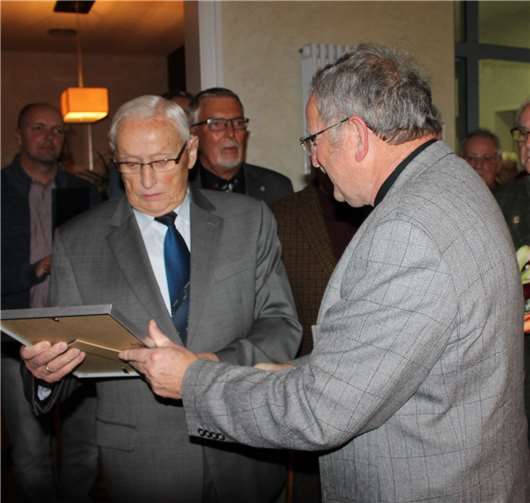 Ein besonderer Moment: Für 70 Jahre aktives Singen wurde Josef Tullius vom Vorsitzenden des Kreis-Chorverbandes Mayen, Peter Weiler (r.) geehrt.