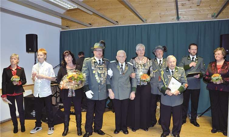 Ein besonderer Moment für alle (v.l.): Adjutantin Elisabeth Noll, Jungschützenkönig Jonas Nuß, Ute Gräf, Schützenkönig Thomas Gräf, das ältestes Mitglied Franz Putzi, Damenkönigin Brigitte Breitbach, Walther Breidbach, Klaus Weide, Lars Setzer und Adjutantin Martha Maxeiner.privat