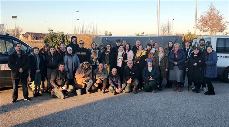 „Ein besonderer Moment für die Helfer*innen war der Wunsch der Ukrainer*innen nach einem Gruppenfoto“, so Holger Wolf (Zehnter von Links). Foto: Bündnis 90IDie Grünen Kreisverband Neuwied