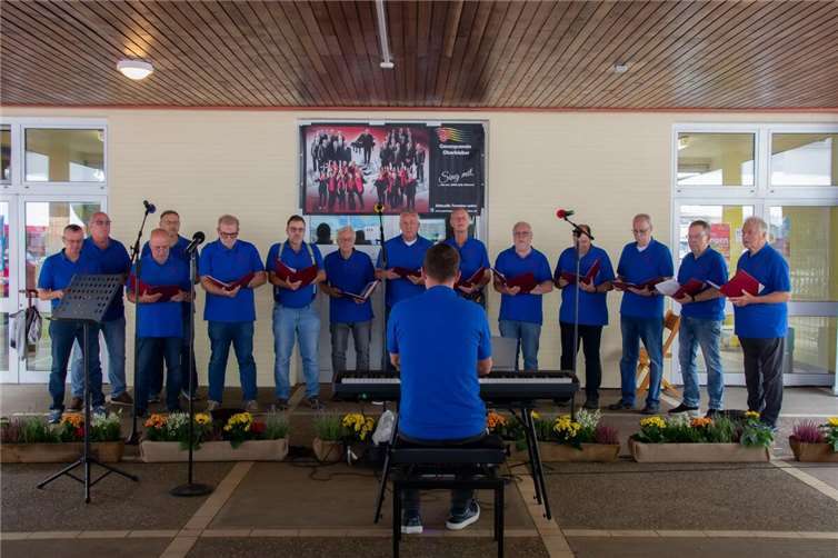 Ein besonderer Moment für die Sangesfreunde Altwied-Segendorf: Beim „Offenen Singen“ in Oberbieber präsentierte sich der traditionsreiche Männerchor erstmals mit seinem neuen Chorleiter Bernhard Bätzing. Foto: privat