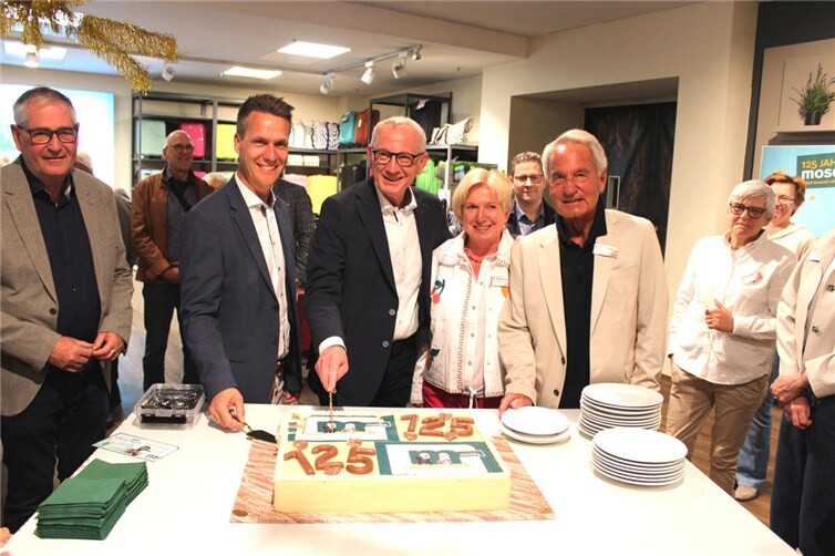Ein besonderer Moment war der Anschnitt des Jubiläums-Kuchens durch Martina und Norbert Wittenberg (rechts), Bürgermeister Guido Orthen (Mitte), sowie den designierten Bürgermeister Pascal Rowald (2. von links) und den ersten Beigeordneten Peter Diewald (links). Fotos: DU