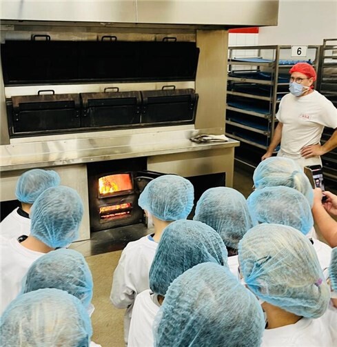 Ein besonderer Tag bei der HACK AG: Die Grundschulkinder durften nicht nur zuschauen, sondern selbst Teig kneten, Brötchen formen und den Duft frischer Backwaren erleben.  Foto: privat