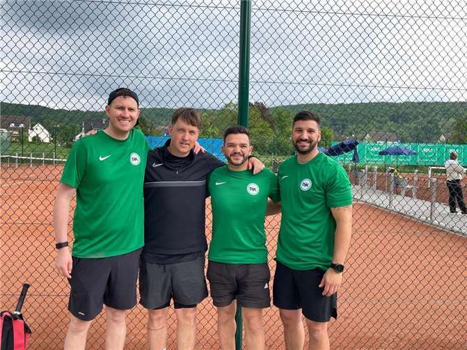 Ein besonderer Tag für die zweite Mannschaft der DJK Herren 30: Mit dem ersten Spiel der neuen Medensaison schlugen die Tennis-Herren nicht nur sportlich auf, sondern feierten gleich mehrere Premieren. Foto:privat
