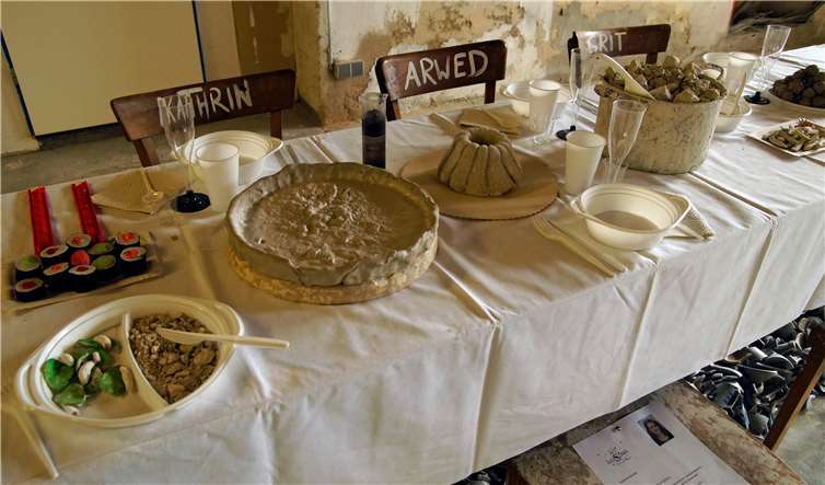 Ein besonderer Tisch von Ceramixmit modellierten und nicht gebrannten Stücken.