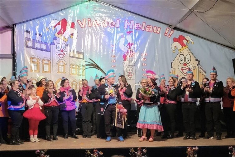 Ein besonderer emotionaler Moment war die Verleihung des „Viedeler Portedelepes“ an Mirko Israel, eine Auszeichnung, die besonderes Engagement im lokalen Brauchtum ehrt.