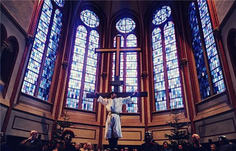 Ein besonderes Bild entsteht, wenn der Jesus-Darsteller an das Kreuz gebunden wird. Fotos: privat