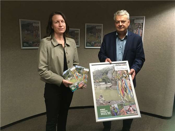 Ein „besonderes Buch in einer besonderen Zeit“: Landrätin Cornelia Weigand und Redaktionsleiter Jürgen Kempenich präsentieren das neue AW-Heimatjahrbuch, das erstmals als Doppelausgabe 2022/2023 erscheint. Foto: Kreisverwaltung Ahrweiler