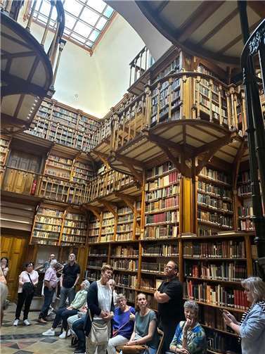 Ein besonderes Erlebnis für alle Gäste stellte der Besuch der historischen Bibliothek aus dem Jahre 1865 dar. Foto:Heike Mayer