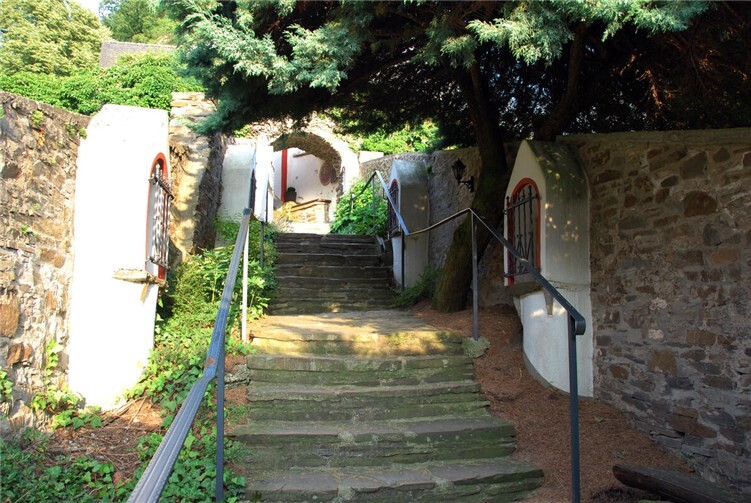 Ein besonderes Erlebnis ist bereits der Aufstieg zur Kirche: Eine steile, malerische Treppe, gesäumt von den 14 Kreuzwegstationen, führt hinauf zu dem historischen Bauwerk.