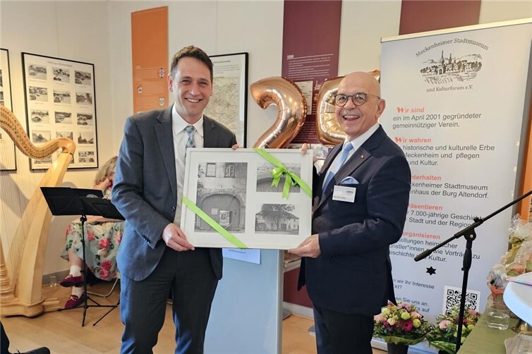 Ein besonderes Geschenk: Das Stadtmuseum bekommt den Schlussstein des Torbogens am historischen Kölnhof. Bürgermeister Sven Schnieber überreichte symbolisch ein Bild an Dieter Ohm, das Original folgt später.