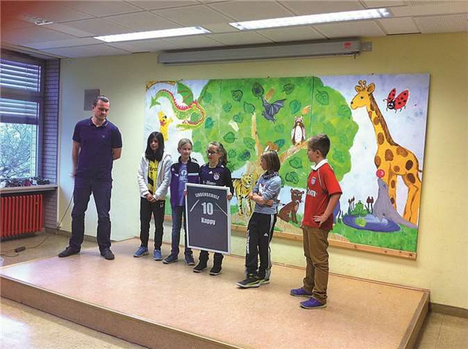 Ein besonderes Geschenk erhielt Karl-Peter Stümper von der Schülerfußballmannschaft. privat