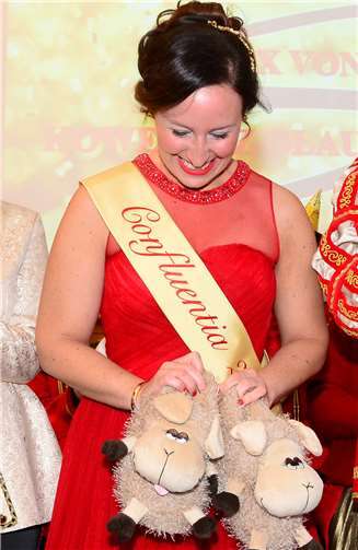 Ein besonderes Geschenk vom Hausherren an Confluentia Kim, denn eines ihrer Hobbys ist Schafe hüten in der Eifel.