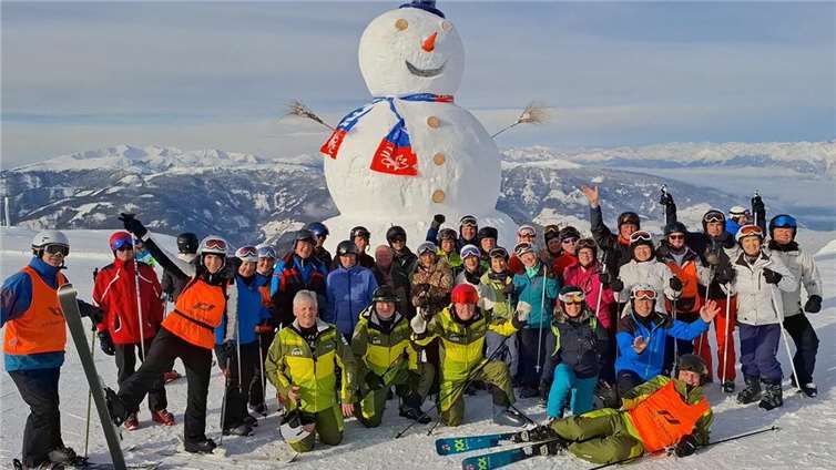 Ein besonderes Highlight der Woche war die riesige Schneemann-Skulptur, die direkt an der Friedensglocke „Concordia 2000“ auf 2.275 Metern Höhe errichtet wurde.  Foto: privat