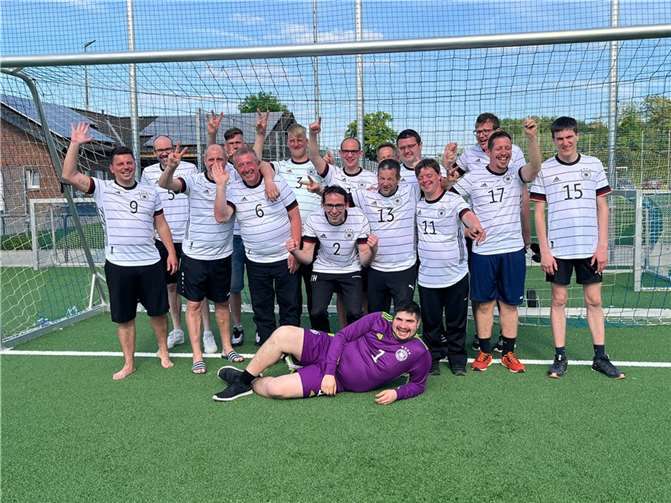 Ein besonderes Highlight des Tages war die Übergabe der Deutschlandtrikots, die von der Sepp-Herberger-Stiftung des DFB gestiftet wurden. Quelle: SC Bad Bodendorf