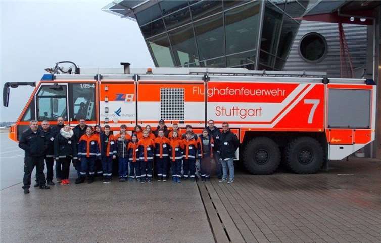 Ein besonderes Highlight für die Mädchen und Jungen der Jugendfeuerwehr Nickenich waren die 1000 PS starken Flugfeldlöschfahrzeuge.privat