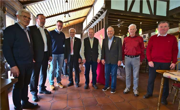 Ein besonderes Highlight war auch in diesem Jahr die Auszeichnung der singenden Mitglieder durch Dietmar Weidenfeller, Vorsitzender des Kreis Chorverbandes Koblenz, der mehrere Mitglieder des Chores für 25, 40, 50 und sogar 65 und 70 aktive Jahre Chorgesang mit Ehrennadeln und sehr persönlichen Worten auszeichnete. Foto: privat