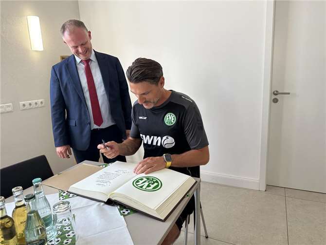 Neuwied: Pokalsieger tragen sich ins Buch der Stadt ein Ein besonderes Lob zollt Einig Sascha Watzlawik, der die erste Mannschaft 13 Jahre lang trainierte und den sportlichen Aufschwung des Vereins maßgeblich mitgestaltete.