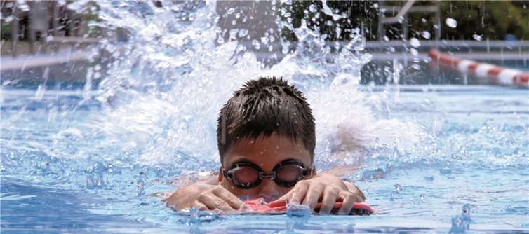 Ein besonders Angebot im Aubachtal: kostenlose Kurse zur Verbesserung der eigenen Schwimmkünste. E. Schwabe