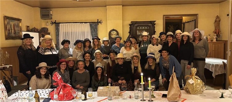 Ein besonders amüsantes Highlight war die Vergabe eines topmodischen Hutes an jede Möhne. Foto: Paul Schlig