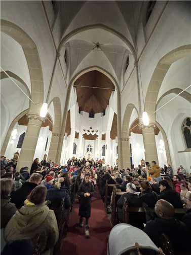 Ein besonders emotionaler Moment: „Kinder tragen Licht ins Dunkel“, vorgetragen von OGS-Pädagogen, während Kinder mit Kerzen durch die Kirche schritten – ein berührendes Symbol von Licht und Hoffnung.