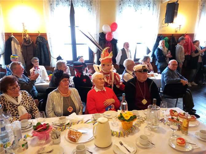 Ein besonders emotionaler Moment folgte, als Prinz Paul I. seinen beiden Uromas und dem Uropa den Prinzenorden überreichte. Foto: privat