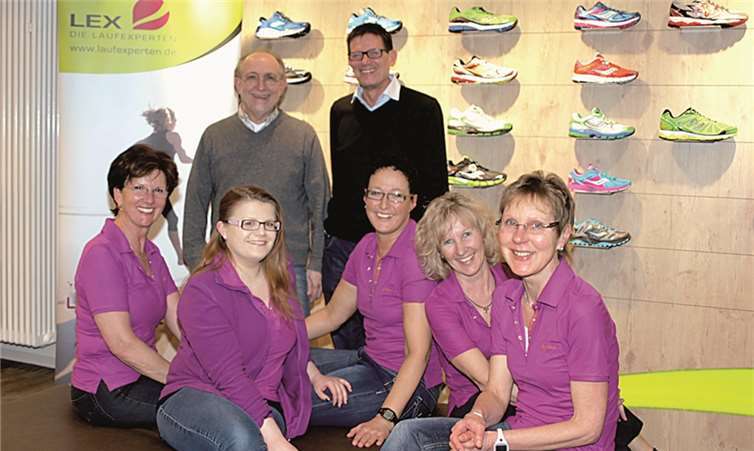 Ein bestens eingespieltes Team unterstützt die sportliche Kundschaft in der Hohenzollernstraße sowie die Geschäftsführer Bernhard Ehrl und Rainer Ziplinsky von der LEX Laufexperten Gruppe ( v. l.). US