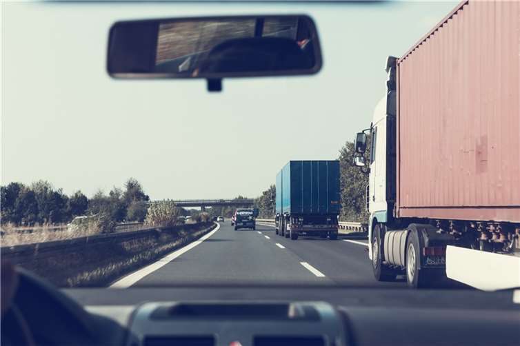 Ein betrunkener LKW - Fahrer brachte Autofahrer auf der B42 in Nöte.Foto: pixabay