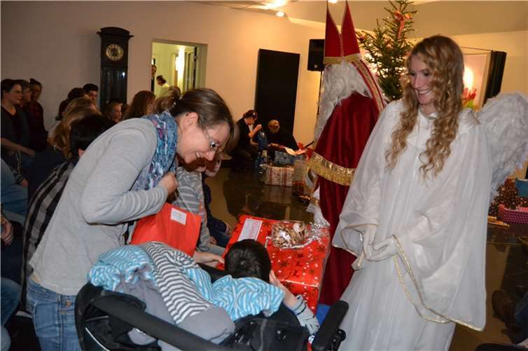 Ein bewegender Moment: Weihnachtsmann und Engel überreichen die Geschenke. Fotos: Archiv/Weiner-Mertz