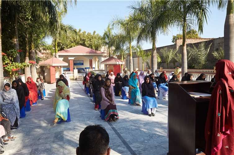 Ein bewegender Moment bildete die Abschlusszeremonie der Nähschülerinnen.