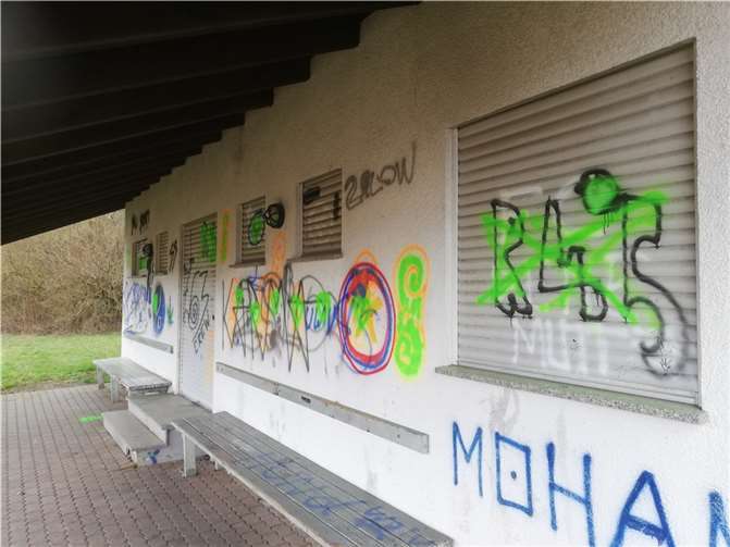 Ein bisher unbekannter Täter hat nicht nur bestehende Graffiti mit grüner Farbe übermalt, sondern auch neue hinzugefügt. Quellen: Ortsgemeinden Hartenfels und Schenkelberg
