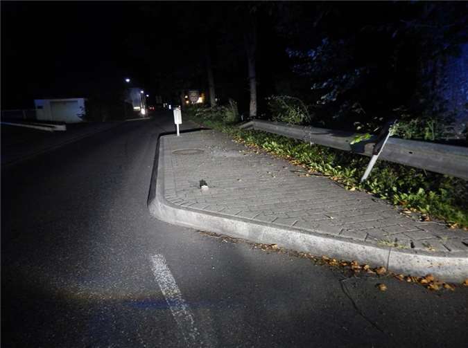 Ein bislang unbekannter Verkehrsteilnehmer hat eine Verkehrsinsel der L73 in Schuld überfahren und beschädigt. Foto: Polizei