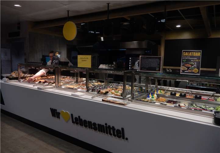 Ein breites Angebot an Snacks und Salaten für den Hunger zwischendurch