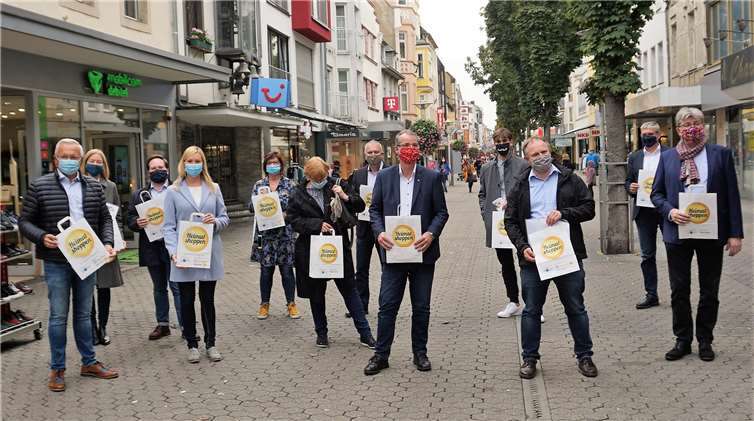 Ein breites Bündnis bestehend aus IHK, den Deichstadtfreunden,Politik und Verwaltung, steht hinter dem stationären Handel. Fotos: FF