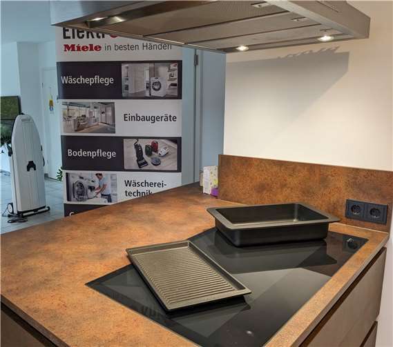 Ein bündig eingebautes Induktionskochfeld.