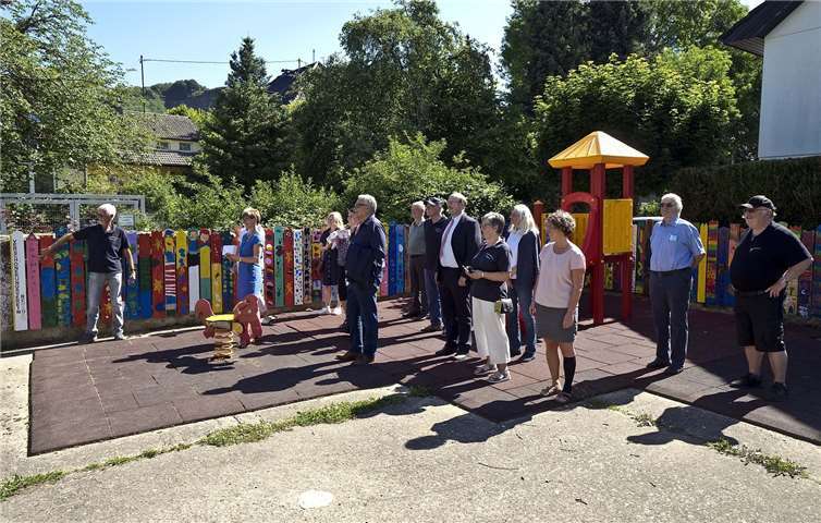 Ein bunt bemalter Bretterzaun überdeckt die unansehnlichen Mauern im Stadtpark. Foto: privat