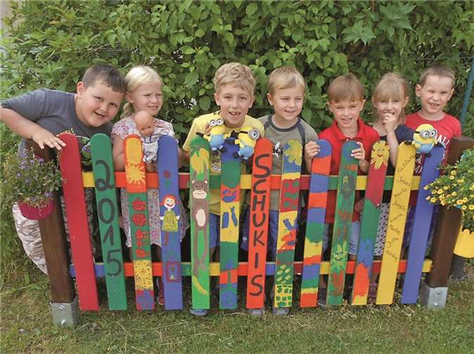 Ein bunt bemaltes Zaunelement haben die kommenden Erstklässler der Kita Werthhoven als Abschiedsgeschenk überreicht. Privat