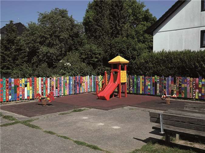 Ein bunt gestalteter Bretterzaun ziert nun die Mauer des Spielplatzes.Foto: privat