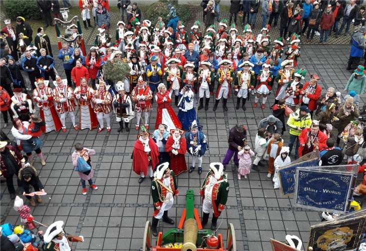 Ein bunter Anblick bot sich den Verteidigern von ihrem Balkon. Fotos: -EICH-