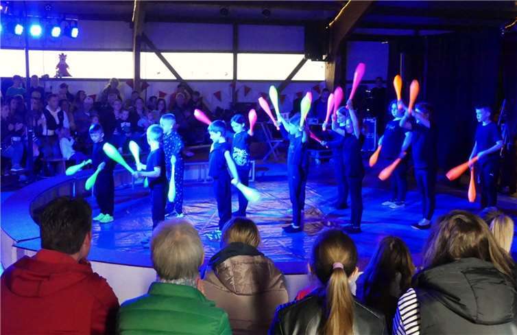 Ein bunter Leuchtkeulentanz der kleinen Akteure sorgte ebenfalls für gute Stimmung.